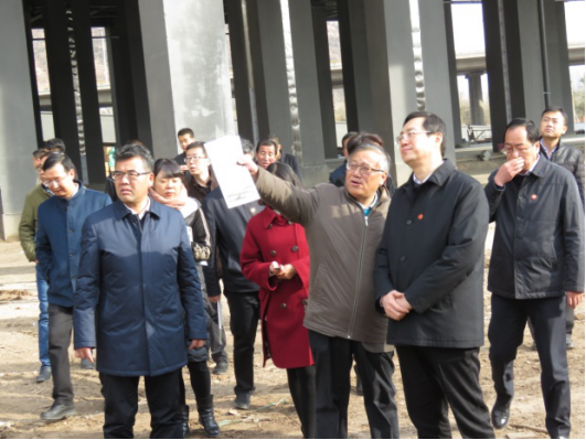 省委常委、西寧市委書記王曉在青海省物產(chǎn)集團總公司黨委書記、總經(jīng)理王玉輝陪同下，深入青海物產(chǎn)朝陽物流園區(qū)。