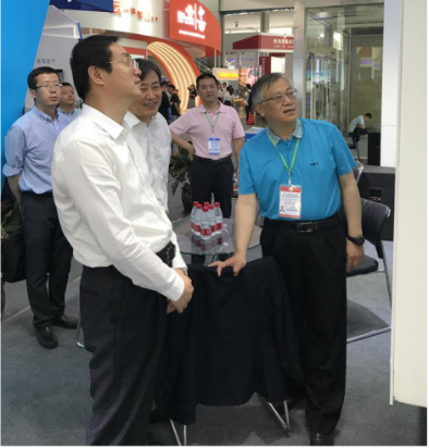 省委常委、西寧市委書記王曉蒞臨第十九屆青洽會青海物產(chǎn)展位參觀